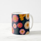 Niedliche Tasse mit Daisy Pattern auf tiefblau (VorderseiteRechts)