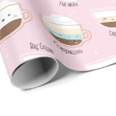 Niedliche Tassen Kaffee auf hellrosa Geschenkpapier (Rolleneckpunkt)