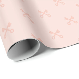 Niedliche Tasten auf rosa Geschenkpapier