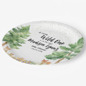 Niedliche Tiere aus Holz füttern eine Babydusche Pappteller (Schrägansicht)