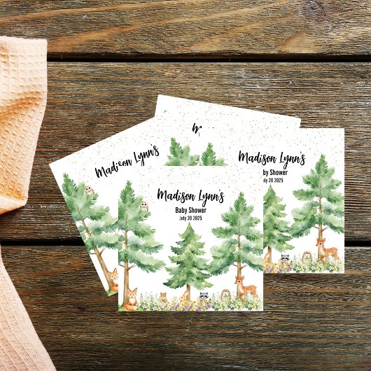 Niedliche Tiere aus Holz füttern eine Babydusche Serviette