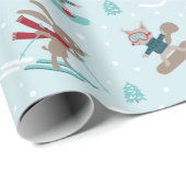 Niedliche Tiere Skifahren und Snowboarden auf blau Geschenkpapier (Rolleneckpunkt)