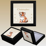 Niedliche Tigerstars fügen braunen Sake hinzu Erinnerungskiste<br><div class="desc">Halten Sie die Geschenkboxen für Kinder. Personalisieren mit einem Namen. Mit einem niedlichen Tiger,  Polka-Punkte und Sternen in den Farben braun und weiß.</div>