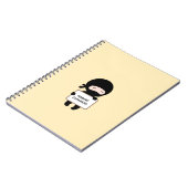 Niedliche Tiny Ninja Holding Sign auf Gelben Indiv Notizblock (Linke Seite)