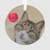 Niedliche Tischkatze mit Weihnachtsball-Foto Ornament (Rückseite)