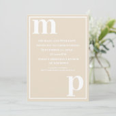 Niedliche trendy Monogram Champagne Beige Wedding Einladung (Stehend Vorderseite)