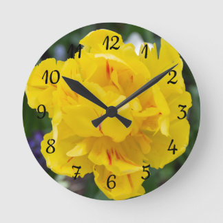 Niedliche Tulpen im Garten Runde Wanduhr