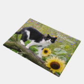 Niedliche Tuxedo-Katze auf einem Baumzweig mit Son Fußmatte (Schrägansicht)