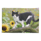 Niedliche Tuxedo-Katze auf einem Baumzweig mit Son Kissenbezug (Rückseite)