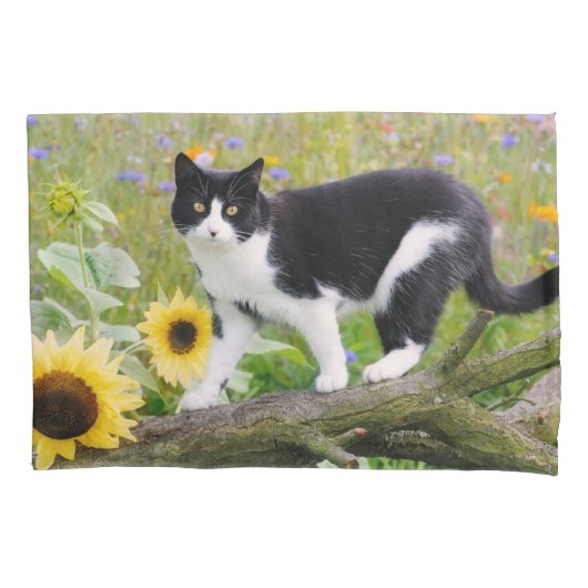 Niedliche Tuxedo-Katze auf einem Baumzweig mit Son Kissenbezug (Vorderseite)