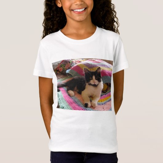 Niedliche Tuxedo Katzen auf Crochet Rug Girls T Sh T-Shirt (Vorderseite)