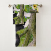 Niedliche Tuxedokatze auf einem Baumzweig mit Sonn Badhandtuch Set (Insitu)