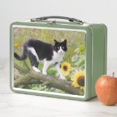 Niedliche Tuxedokatze auf einem Baumzweig mit Sonn Metall Brotdose (Beispiel)