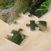 Niedliche Tuxedokatze auf einem Baumzweig mit Sonn Puzzle (Seite)