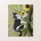 Niedliche Tuxedokatze auf einem Baumzweig mit Sonn Puzzle (Vertikal)