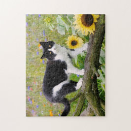 Niedliche Tuxedokatze auf einem Baumzweig mit Sonn Puzzle