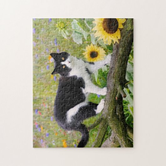 Niedliche Tuxedokatze auf einem Baumzweig mit Sonn Puzzle (Vertikal)