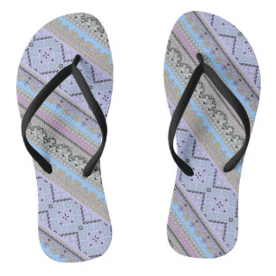 Niedliche ukrainische Zierstreifen Badesandalen