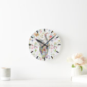 Niedliche und farbenfrohe Uhr an der Wand (Zuhause)