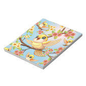 Niedliche und glückliche Vögel unter Frühlingsblum Notizblock (Rotiert)