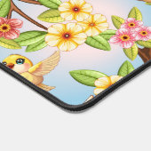 Niedliche und glückliche Vögel unter Frühlingsblum Schreibtischunterlage (Ecke)