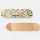 Niedliche und glückliche Vögel unter Frühlingsblum Skateboard (Horizontal)
