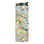 Niedliche und glückliche Vögel unter Frühlingsblum Thermosbecher (Nach links gedreht)