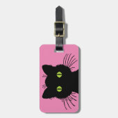 Niedliche und neugierige schwarze Katze mit großen Gepäckanhänger (Vorderseite vertikal)