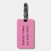 Niedliche und neugierige schwarze Katze mit großen Gepäckanhänger (Rückseite vertikal)