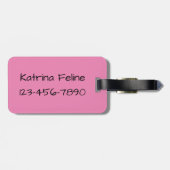 Niedliche und neugierige schwarze Katze mit großen Gepäckanhänger (Rückseite horizontal)