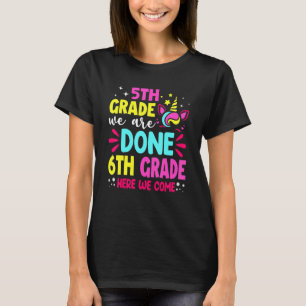 Niedliche Unicorn 5. Klasse Wir werden hier 6. T-Shirt