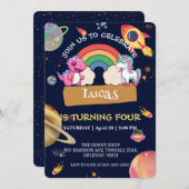 Niedliche Unicorn Dinosaur Regenbogenfläche Geburt Einladung (Vorne/Hinten)