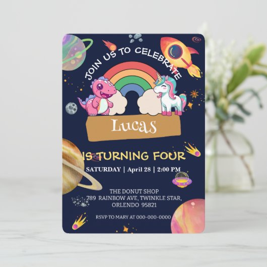 Niedliche Unicorn Dinosaur Regenbogenfläche Geburt Einladung (Stehend Vorderseite)