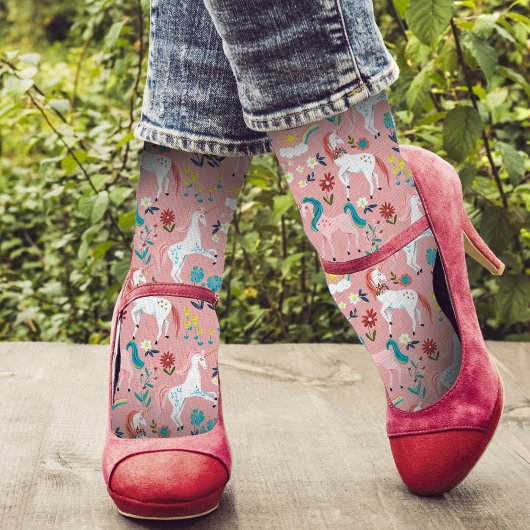 Niedliche Unicorn-Rosa Regenbogenmädchen in Großfo Socken