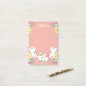 Niedliche Unikorne und Blütenblätter personalisier Post-it Klebezettel (Auf Schreibtisch)