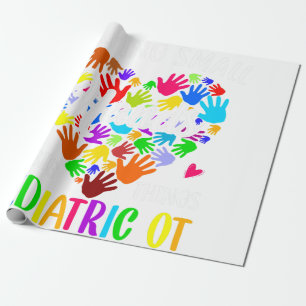 Niedliche Unterstützung der kleinen Hände bei der  Geschenkpapier