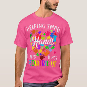 Niedliche Unterstützung der kleinen Hände bei der  T-Shirt