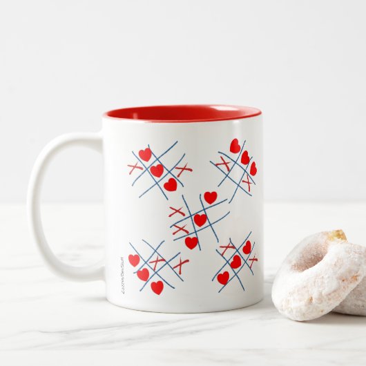 Niedliche Valentinherz Tic-Tac-Toe-Muster Tasse (Mit Donut)