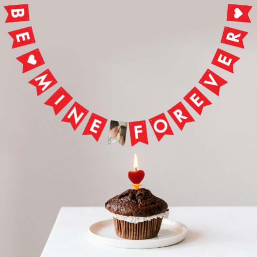 Niedliche Verlobung in Rot und Weiß Liebe Foto vor Wimpelkette