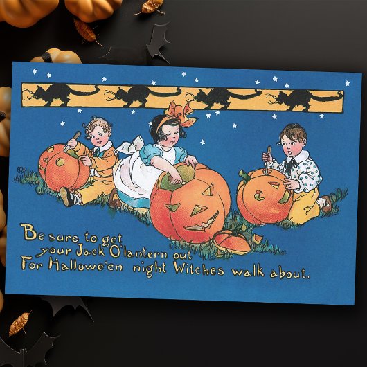 Niedliche Vintage Kinder, die Halloween-Kürbis tra Seidenpapier