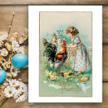 Niedliche Vintage Ostergruß, Farm Girl and Hens Postkarte<br><div class="desc">Whimsikale Vintage Osterdarstellung mit niedlichem Bauernmädchen,  das die Hühner mit Osterbonnets an ihren Füßen verkleidet,  und Ostergrußwünsche. Die Karte wird in den Imitaten mit goldenen Markierungen hervorgehoben.</div>