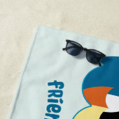 Niedliche Vorschulzeit K verloren und fand Freunds Strandtuch (Beispiel)