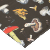 Niedliche Waldpolster-Pilze aus dunkelbraunem Anba Tischdecke (Schrägansicht)