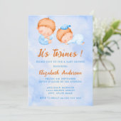 Niedliche Wasserfarbe Es ist Twins Blue Baby Dusch Einladung (Stehend Vorderseite)