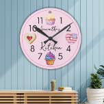 Niedliche Wasserfarbe Kuchen Personalisiert Pink K Runde Wanduhr<br><div class="desc">Personalisierte Küchenwanduhr mit niedlichen Aquarellfarben,  süße Leckereien-Kuchen und Kekse.</div>