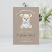 Niedliche Watercolor Baby Bear Blue Bow Geschenkre Ankündigung (Stehend Vorderseite)