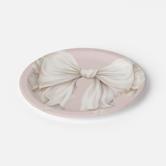 Niedliche Weibchen Elfenbeinweißschwanz auf rosa Pappteller (Schrägansicht)