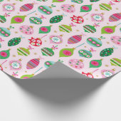 Niedliche Weihnachtsbaumchen auf hellrosa Geschenkpapier (Ecke)