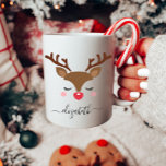 Niedliche Weihnachtsfeier Kaffeetasse<br><div class="desc">Diese Tasse von Rentieren ist das perfekte personalisierte Weihnachtsgeschenk. Es zeigt ein niedliches Rentiergesicht mit Ihrem Namen. Diese Tasse ist perfekt für Ihre Kinder,  Enkel oder Freunde. Geben Sie als geheimer Weihnachtsmann oder als Geschenk im Büro.</div>
