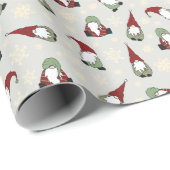 Niedliche Weihnachtsgnomen in Rot und Grün Geschenkpapier (Rolleneckpunkt)